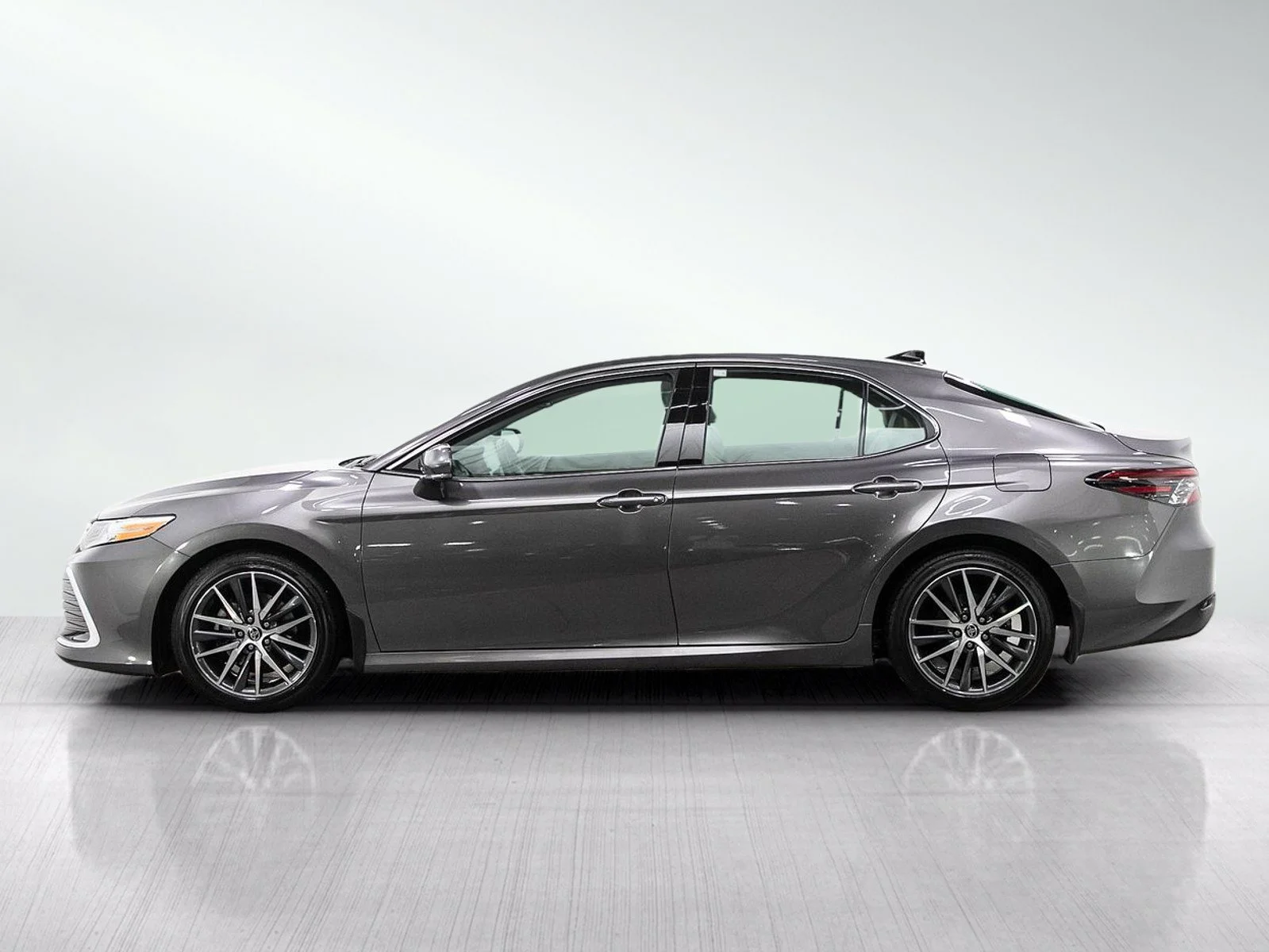 Used 2022 Toyota Camry XLE with VIN 4T1F11AK6NU048286 for sale in Burnsville, Minnesota