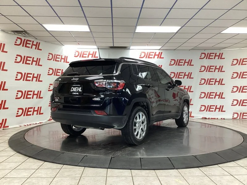 Used 2022 Black Jeep Latitude Lux image 7
