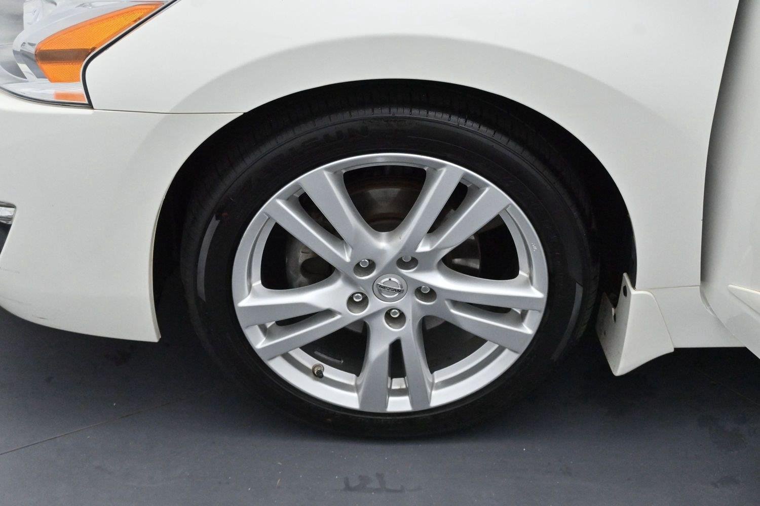 Used 2013 Pearl White Nissan 3.5 SL image 29