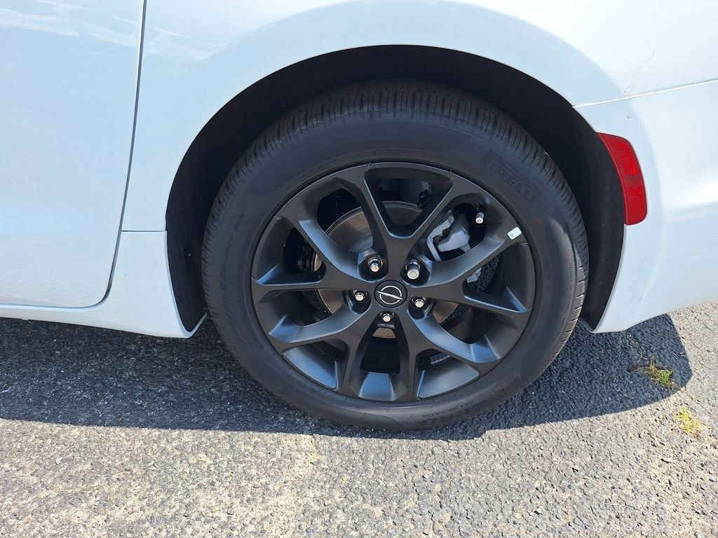 2026 Chrysler Pacifica Limited - Photo 14