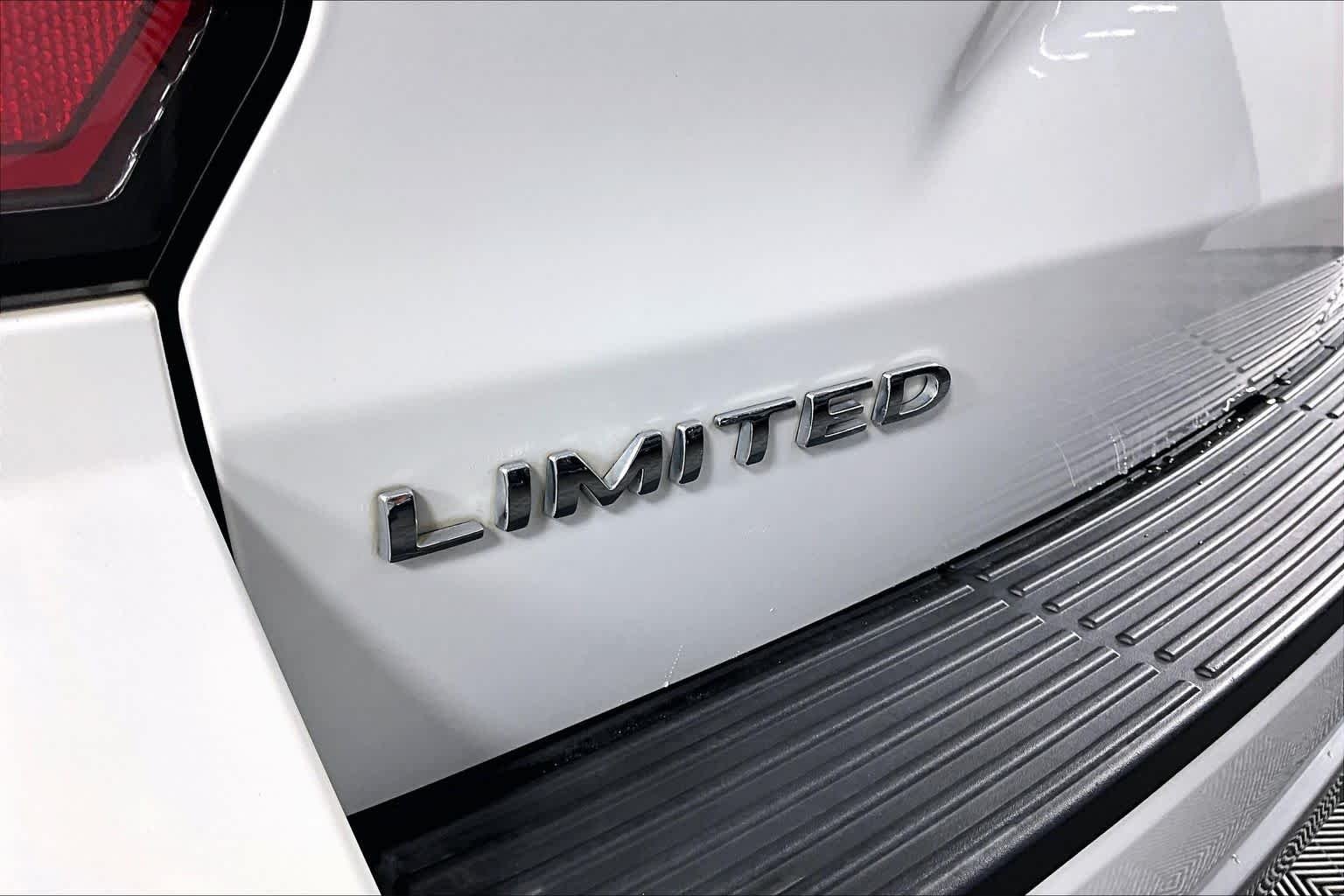 Used 2020 Star White Metallic Tri-Coat Ford Limited image 10