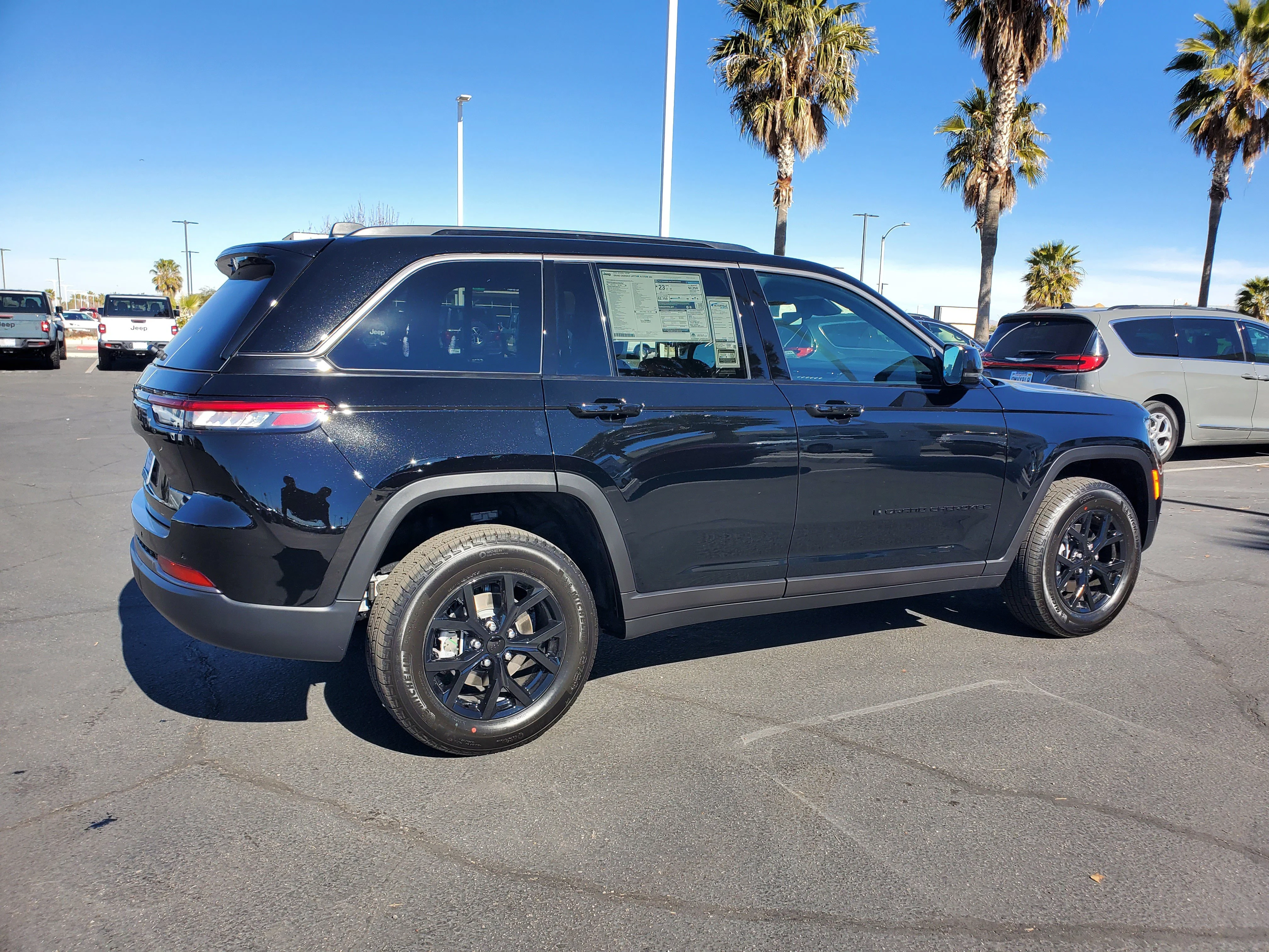 New 2026 Diamond Black Crystal Pearl-Coat Exterior Paint Jeep Altitude image 4