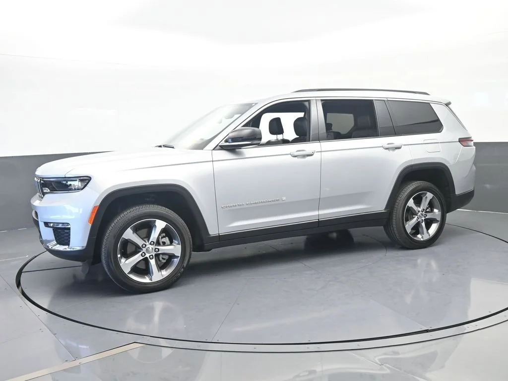 Used 2025 Silver Jeep Limited image 2