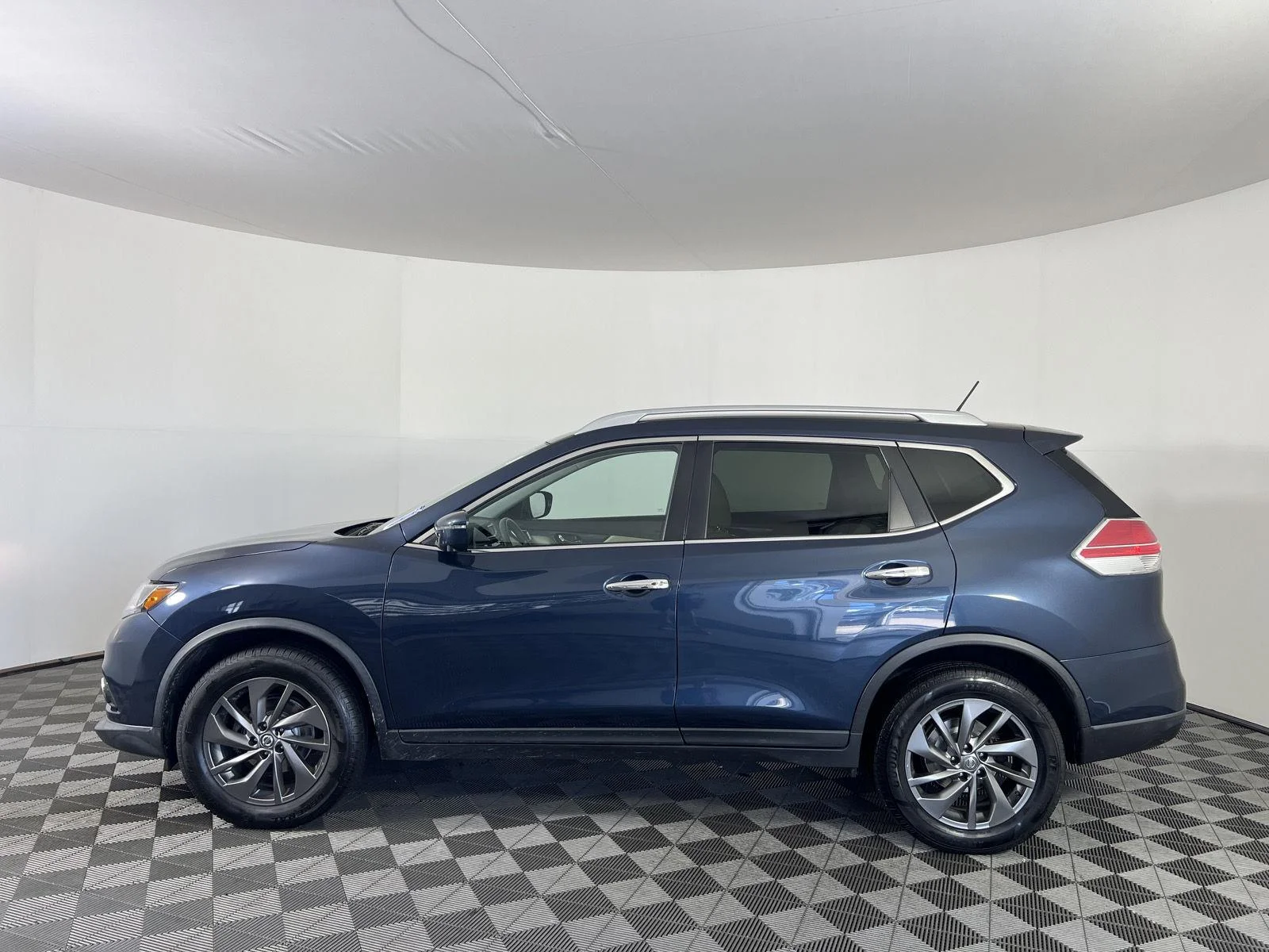 Used 2016 Arctic Blue Metallic Nissan SL image 29