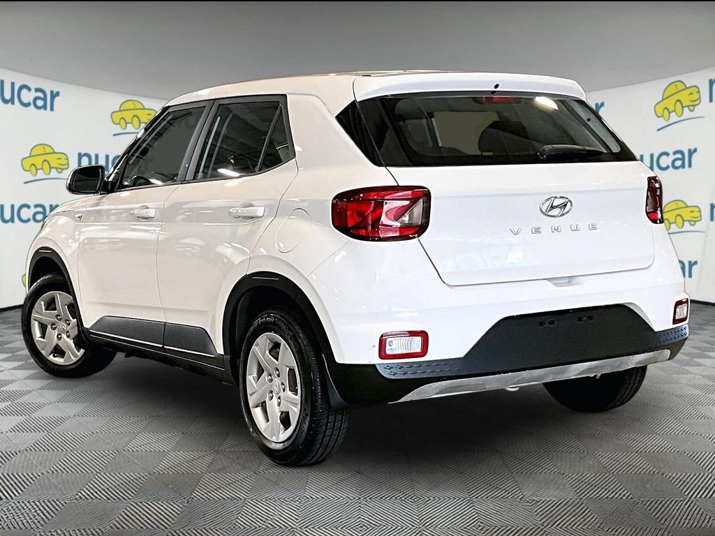 Used 2020 White Hyundai SE image 4