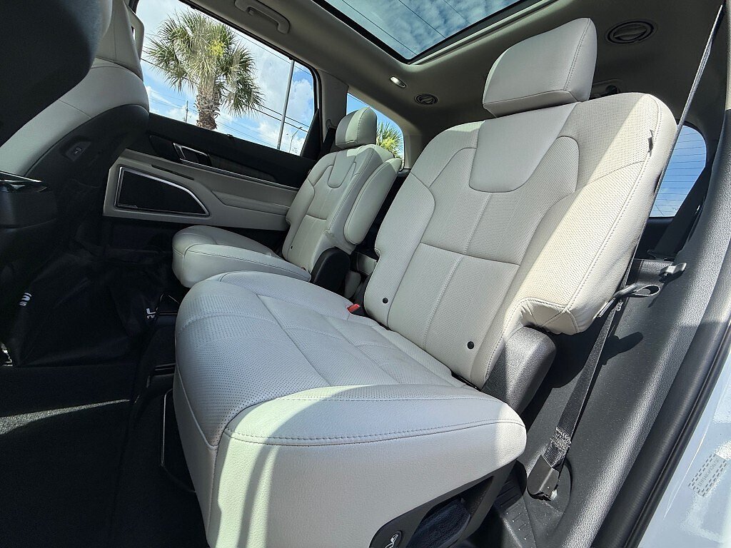 Used 2023 Glacial White Pearl Kia SX image 9