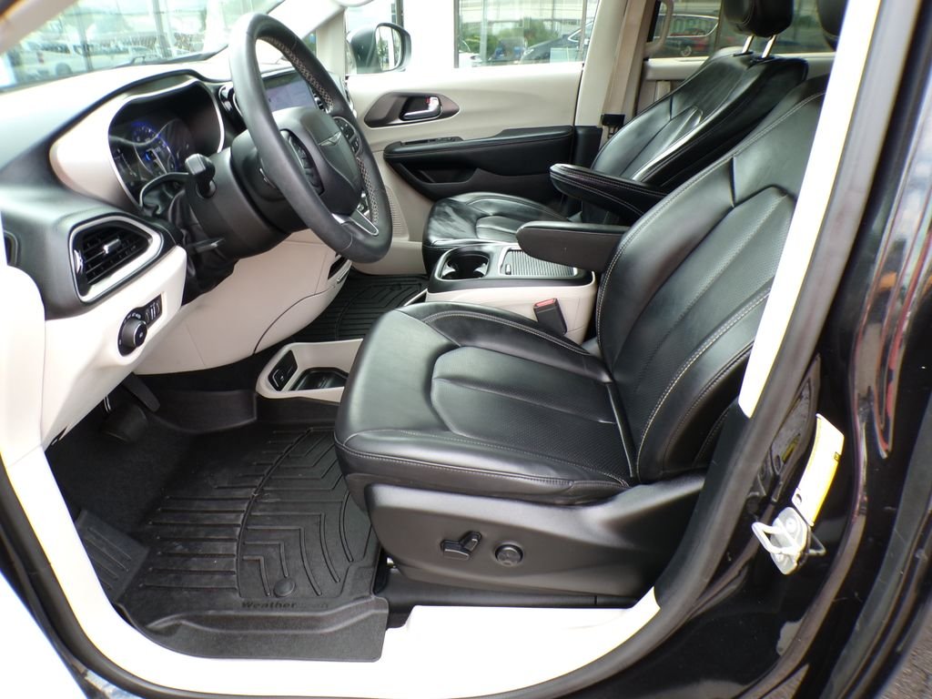 Used 2023 Brilliant Black Crystal Pearlcoat Chrysler Touring L image 13