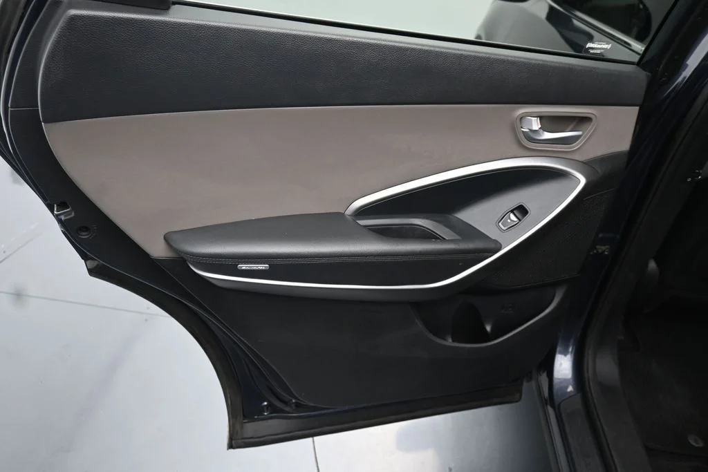 Used 2019 Blue Hyundai SE image 17