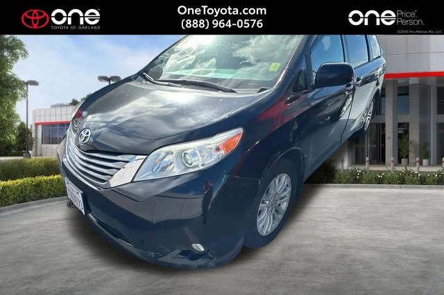 2016 Toyota Sienna XLE V6 7-Passenger Access Seat's photo
