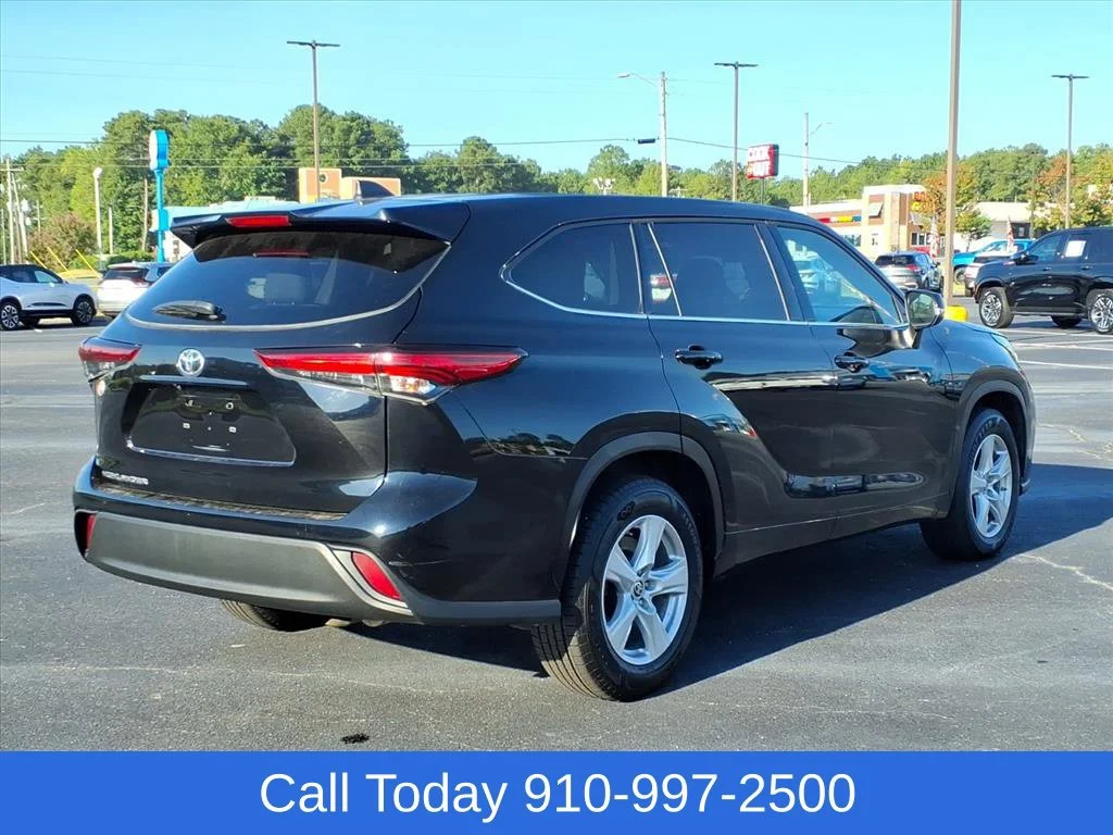 Used 2022 Black Toyota L image 5