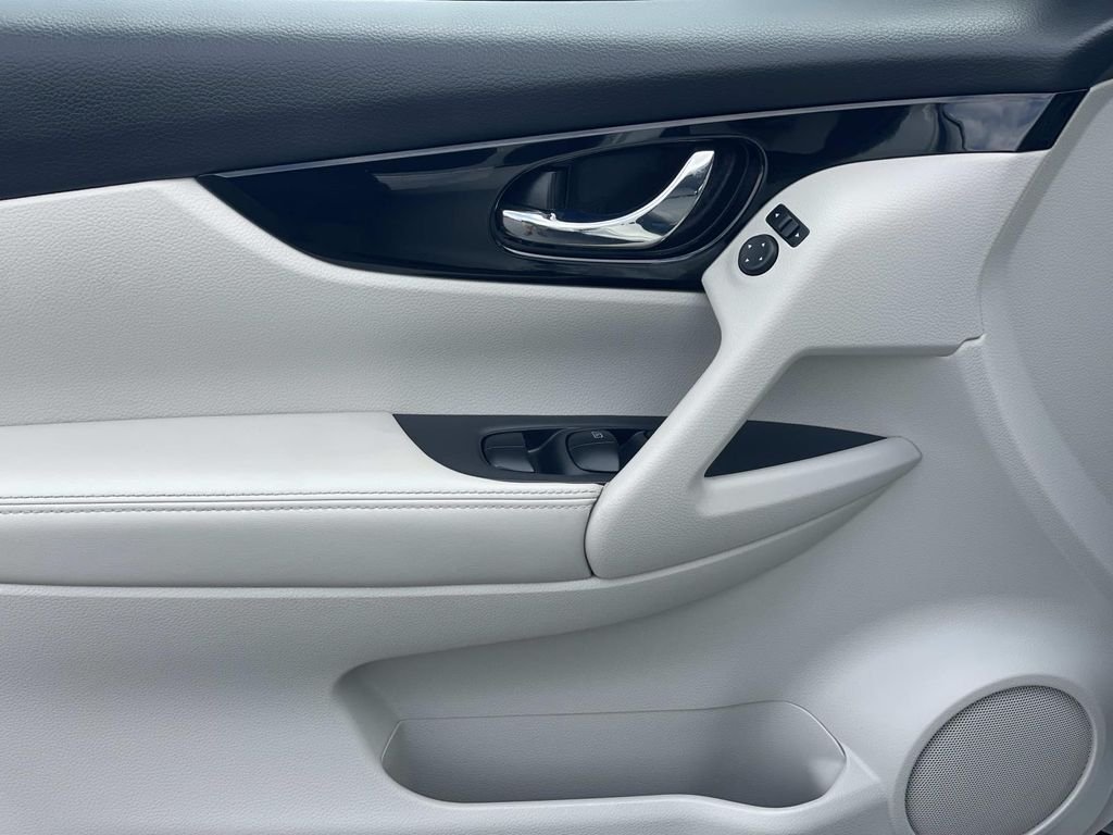 Used 2022 White Nissan SL image 18