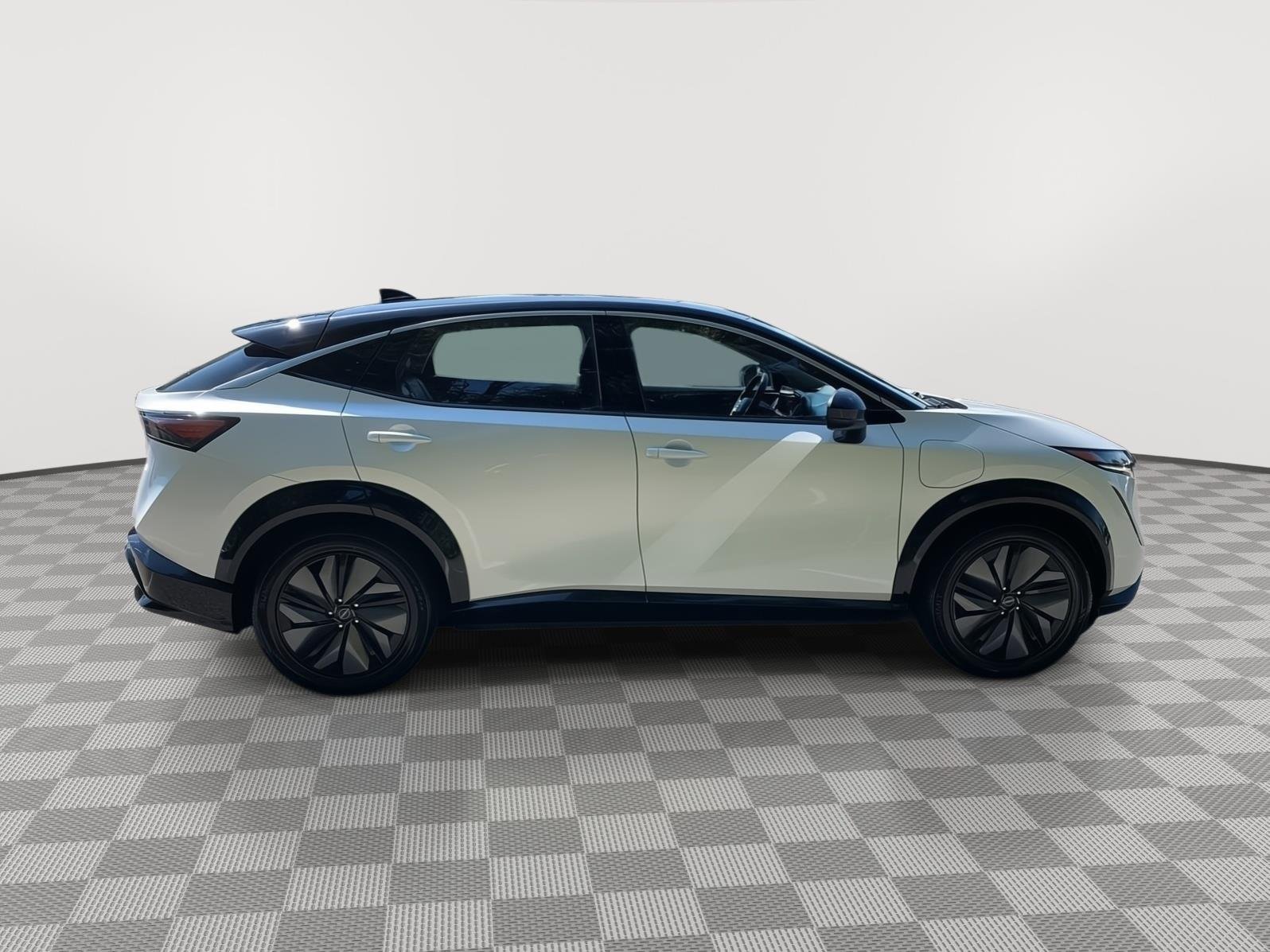 Used 2024 Everest White Pearl Tricoat/Black Diamond Pearl Nissan ENGAGE image 6