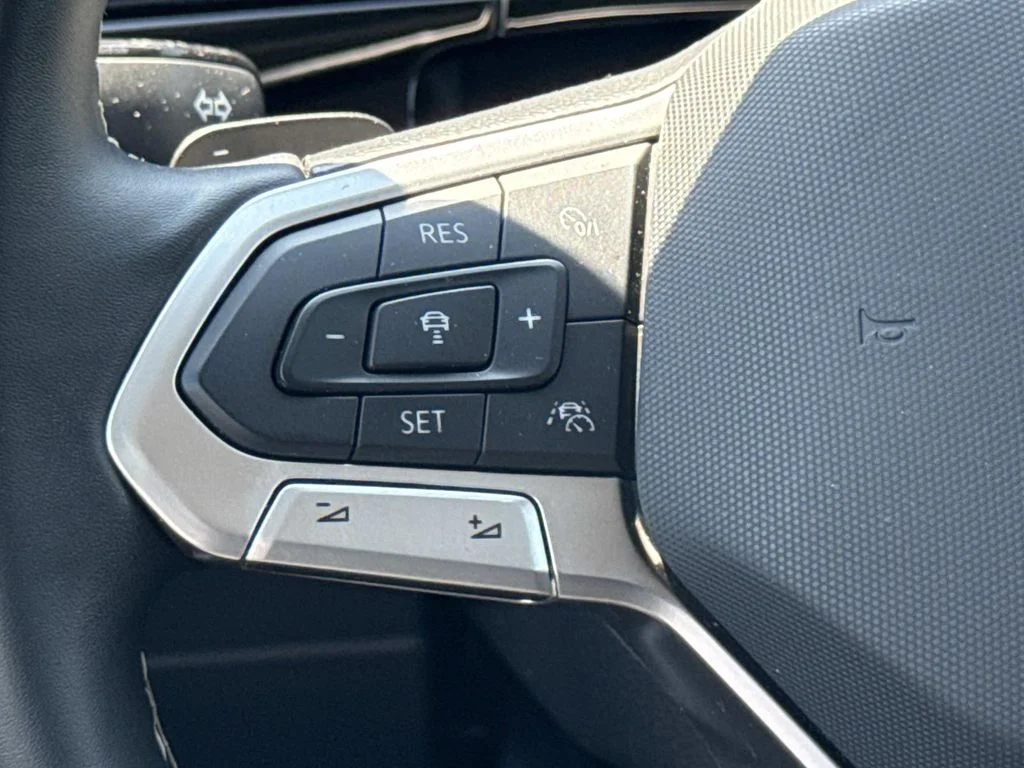 Used 2025  Volkswagen 2.0T SE w/Technology image 13