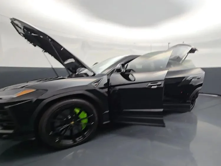 Used 2022  Lamborghini Sport Utility 4D image 16