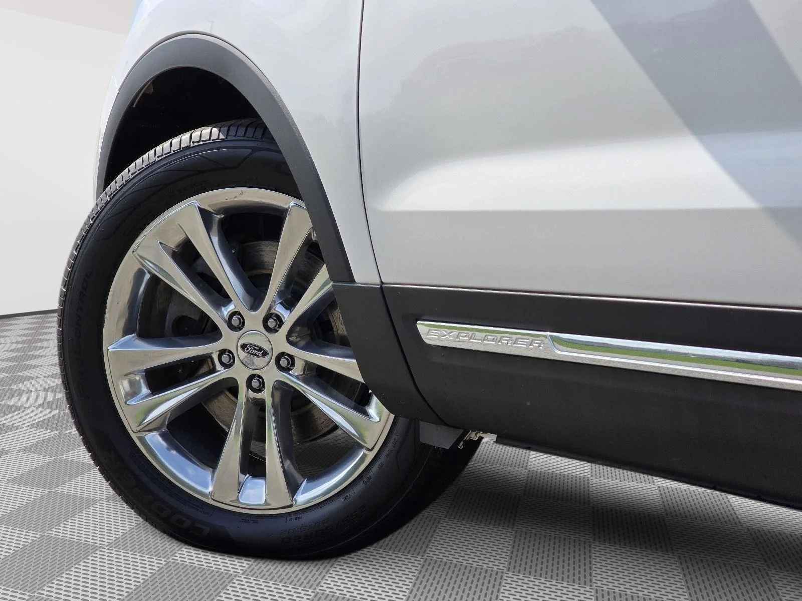 Certified Used 2019 White Platinum Metallic Tri-Coat Ford Limited image 9