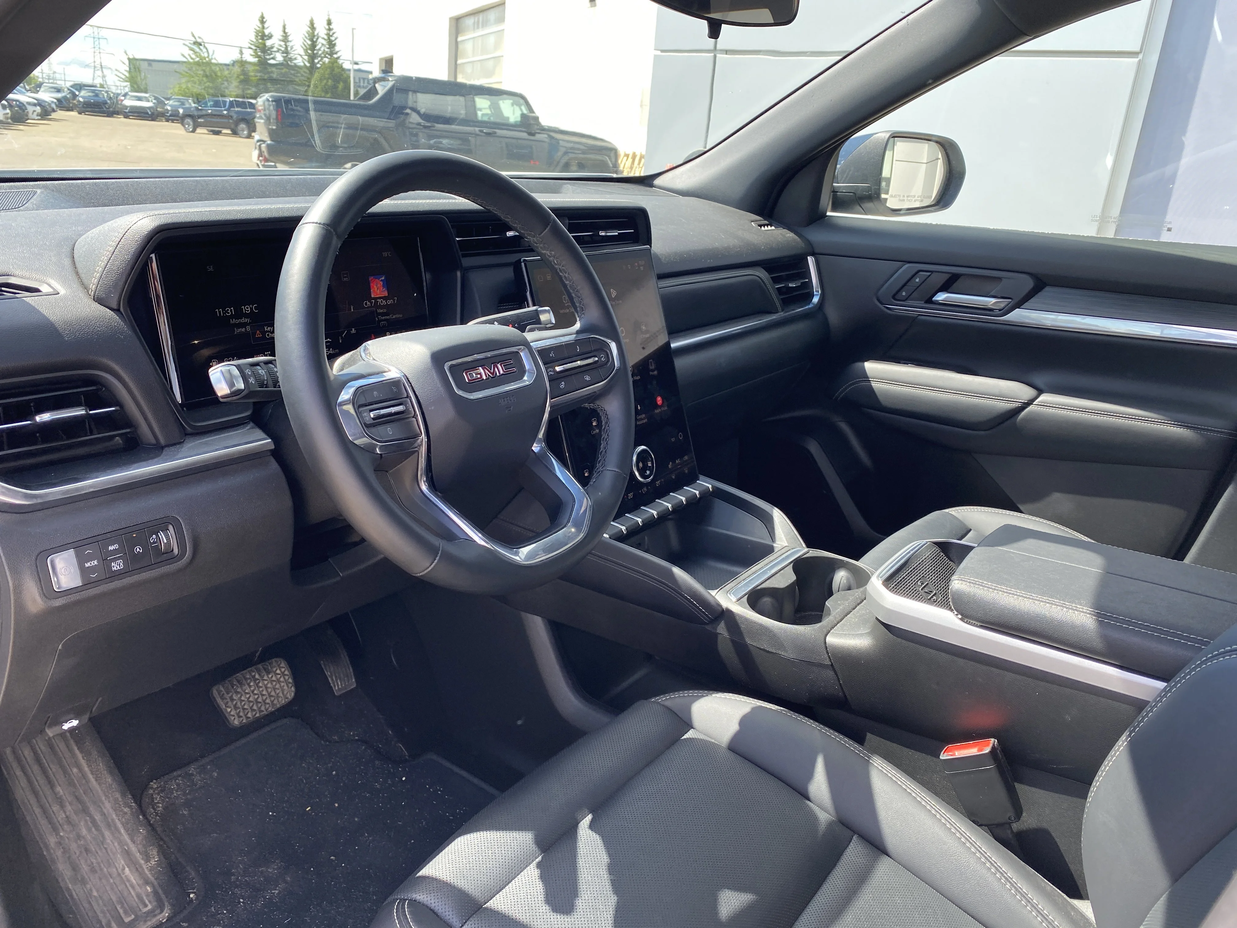 Certified Used 2026 White GMC AWD Elevation * PREMIUM PACKAGE * PANORAMIC SUNROOF * POWER TAILGATE image 9