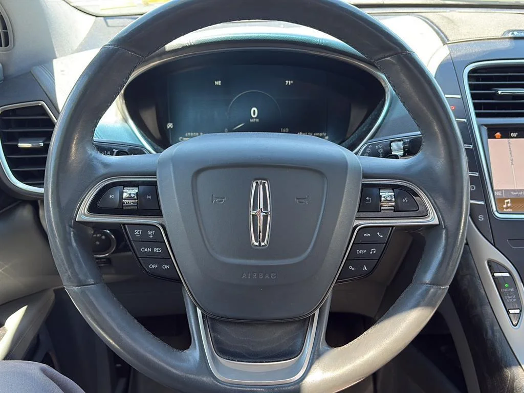 Used 2019 White Platinum Tri-Coat Lincoln Reserve image 17