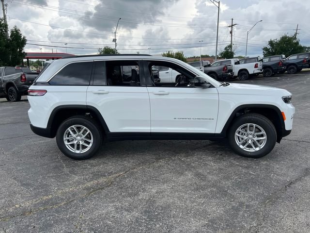 New 2026 Bright White Clear-Coat Exterior Paint Jeep Laredo X image 5