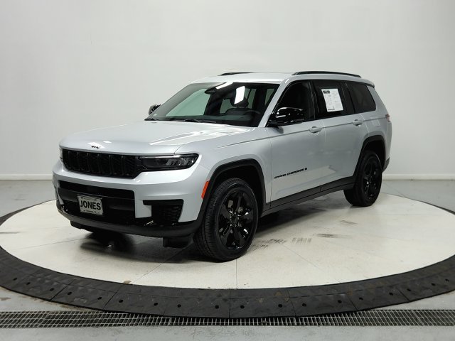 Used 2023 Silver Jeep Altitude image 4