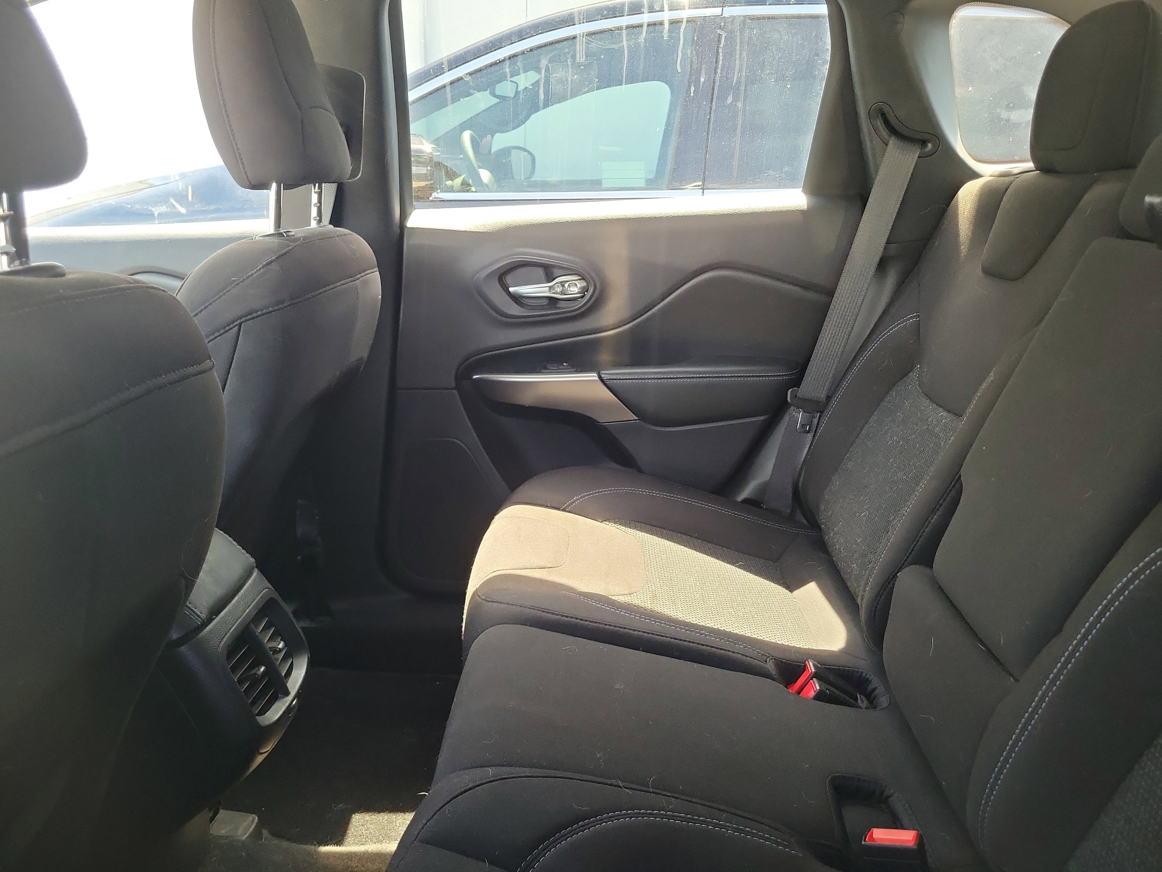 Used 2020 Slate Blue Pearlcoat Jeep Latitude image 9