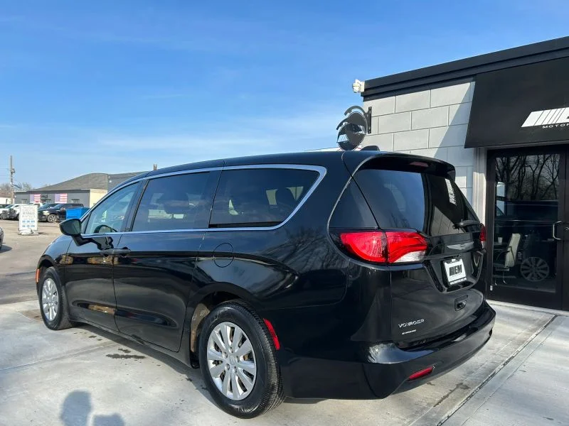 Used 2021 Black Chrysler L Minivan 4D image 7