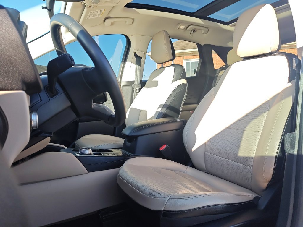 Used 2022 White Ford SEL image 13