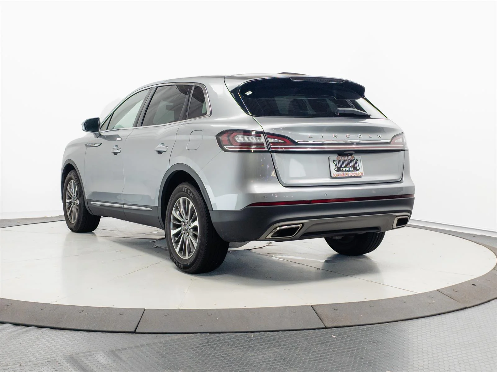 Used 2023 Silver Lincoln Reserve image 9