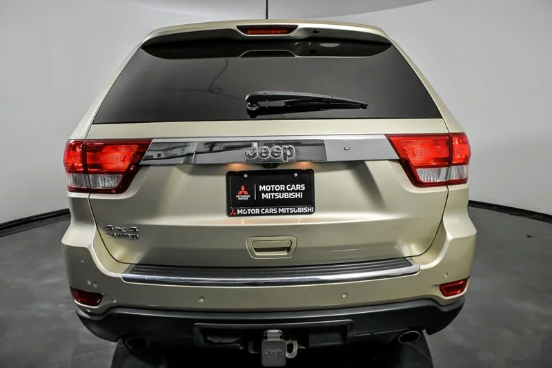 Used 2011 White Gold Clear Coat Jeep Limited image 8