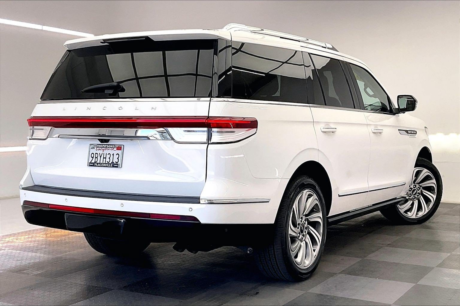 Used 2022 Pristine White Metallic Tri-Coat Lincoln Reserve image 12