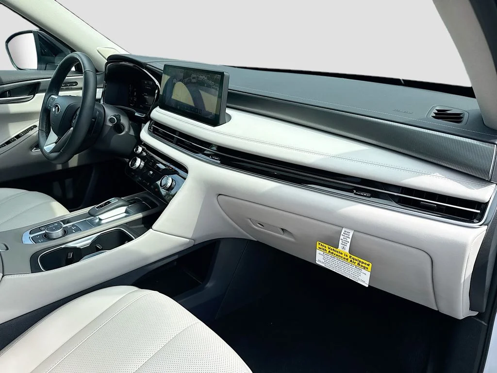Certified Used 2026 White INFINITI LUXE image 33