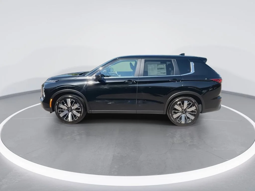Used 2025 Black Mitsubishi SE image 5