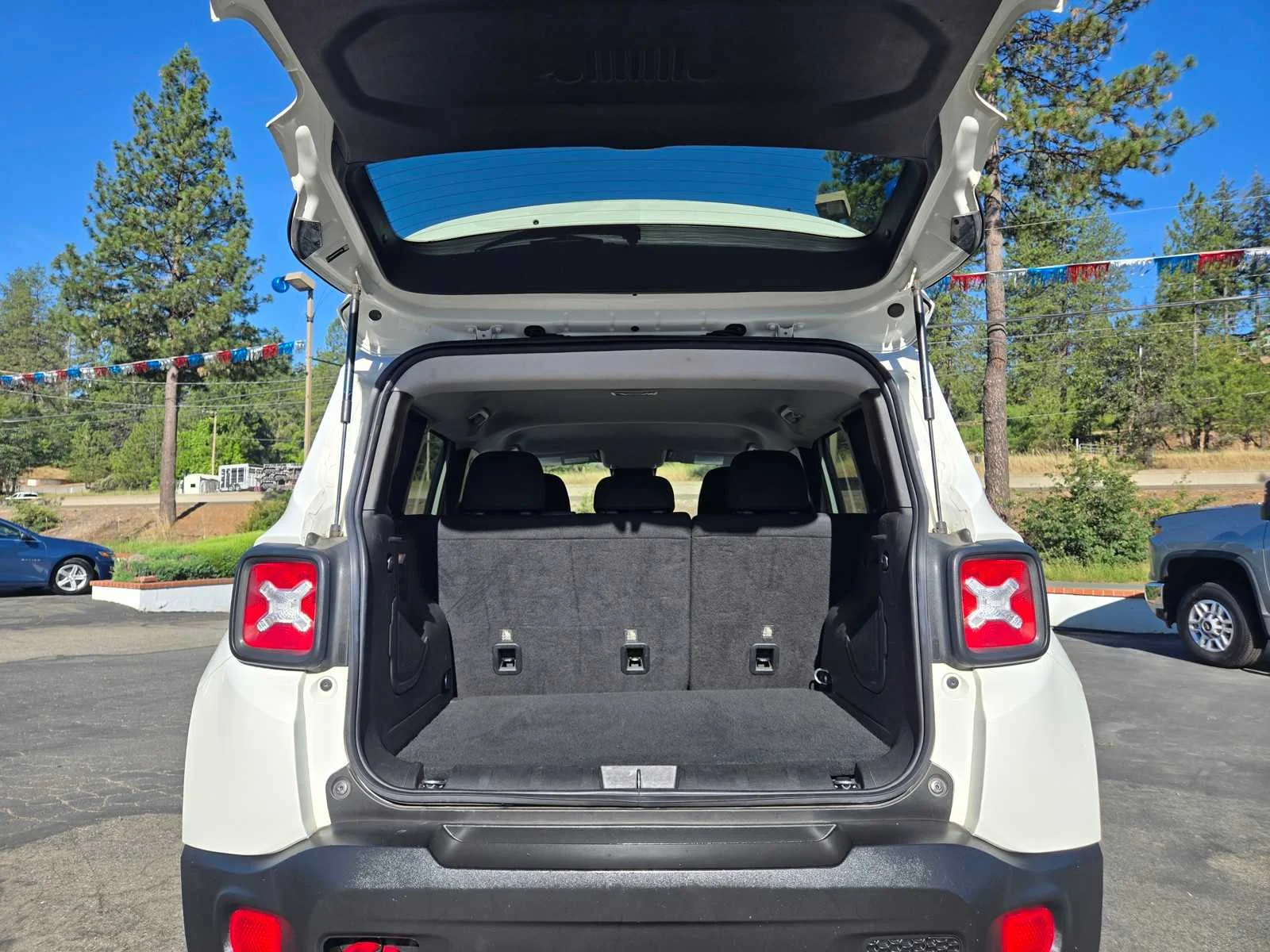 Used 2023  Jeep Trailhawk image 27
