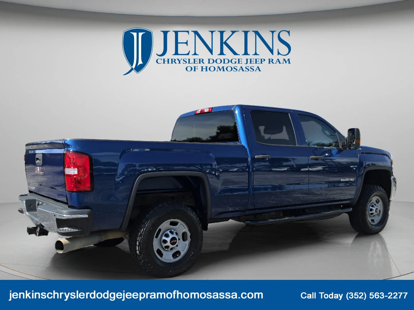 Used 2018 Stone Blue Metallic GMC Base image 4