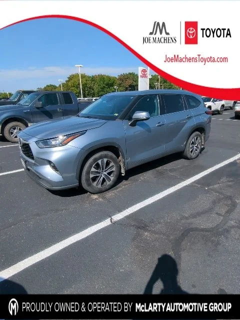 Used 2020  Toyota XLE image 1