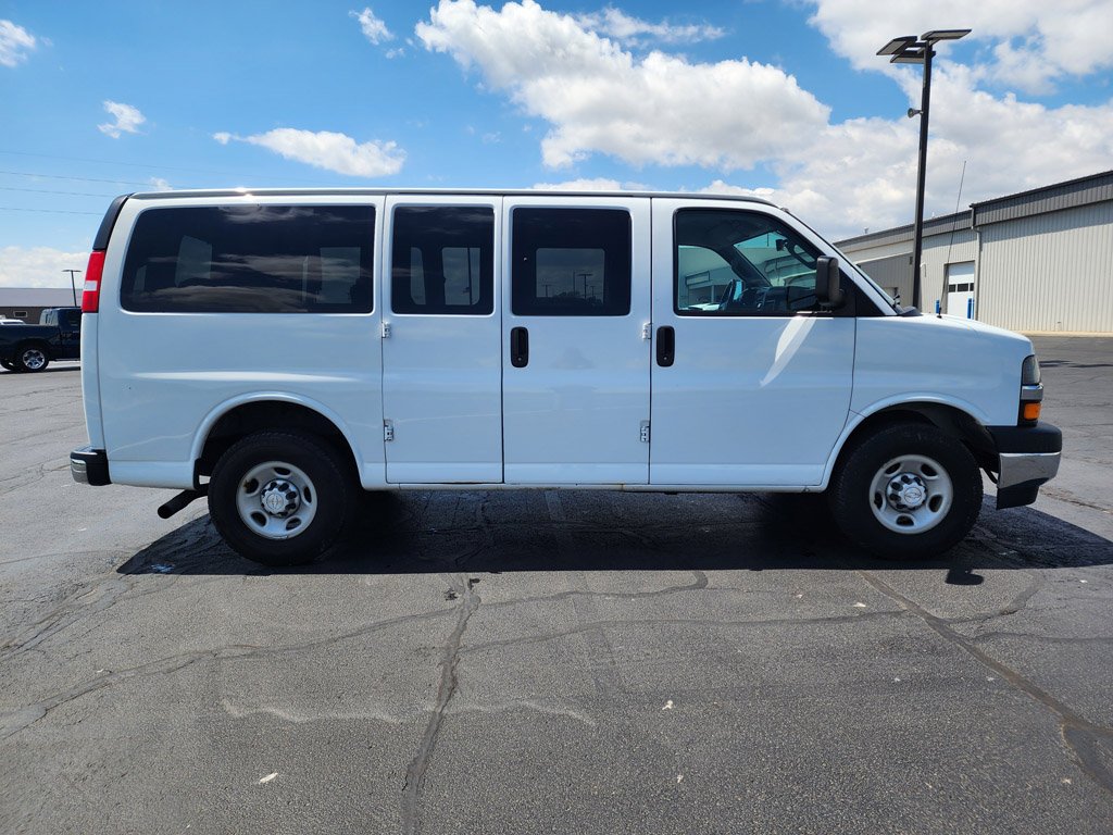 Used 2017 Summit White Chevrolet LS image 4