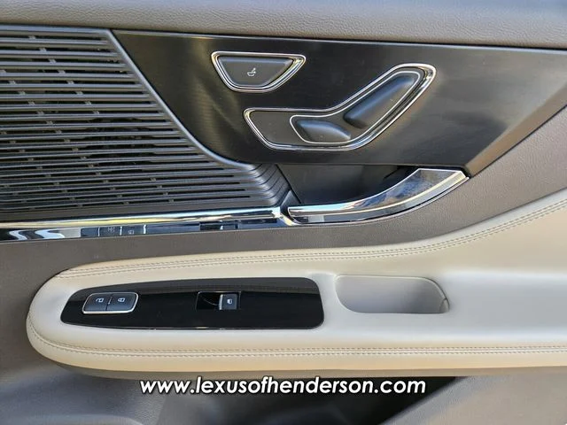 Used 2021 White Lincoln Standard image 17