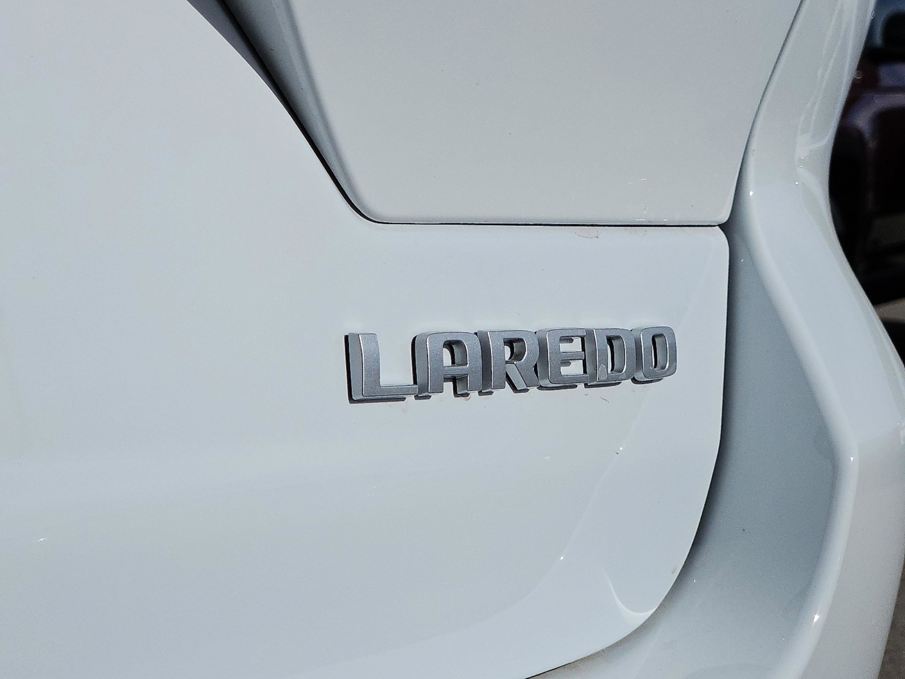 New 2025 Bright White Clear-Coat Exterior Paint Jeep Laredo image 12