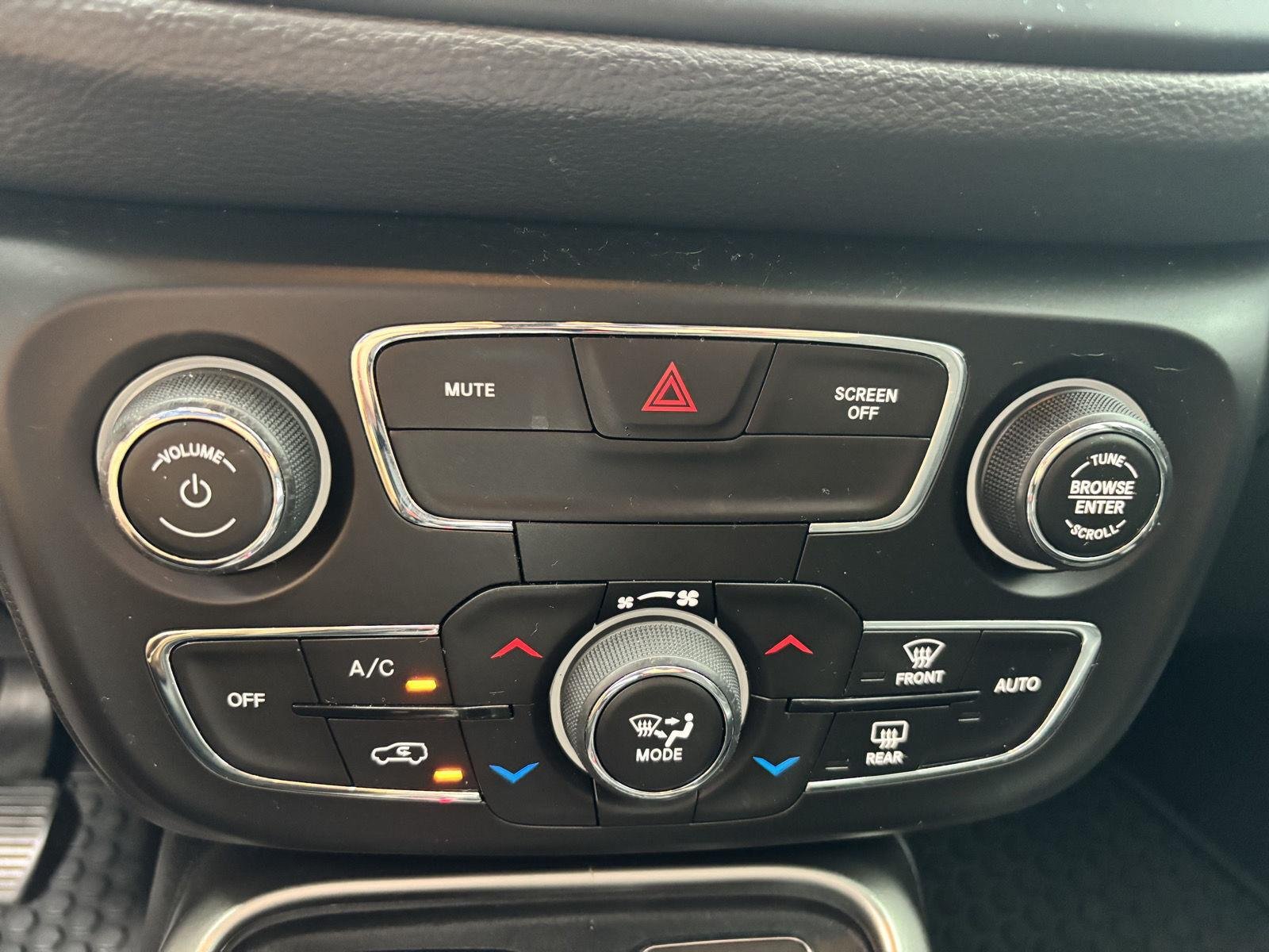 Used 2021 Diamond Black Crystal Pearlcoat Jeep Latitude image 12