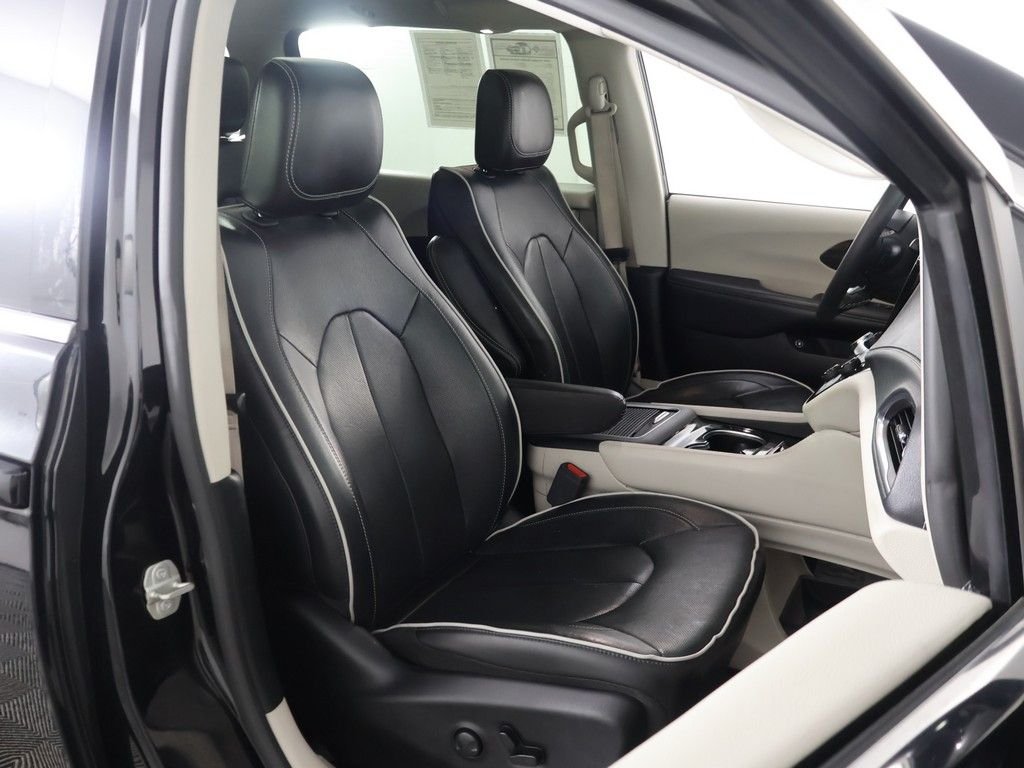 Used 2023 Black Chrysler Limited image 32