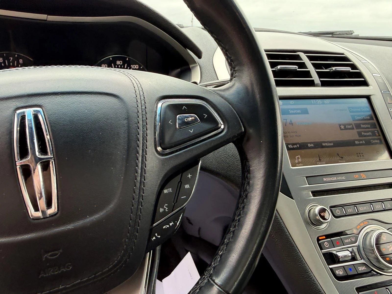 Used 2017  LINCOLN PREMIERE FWD image 17