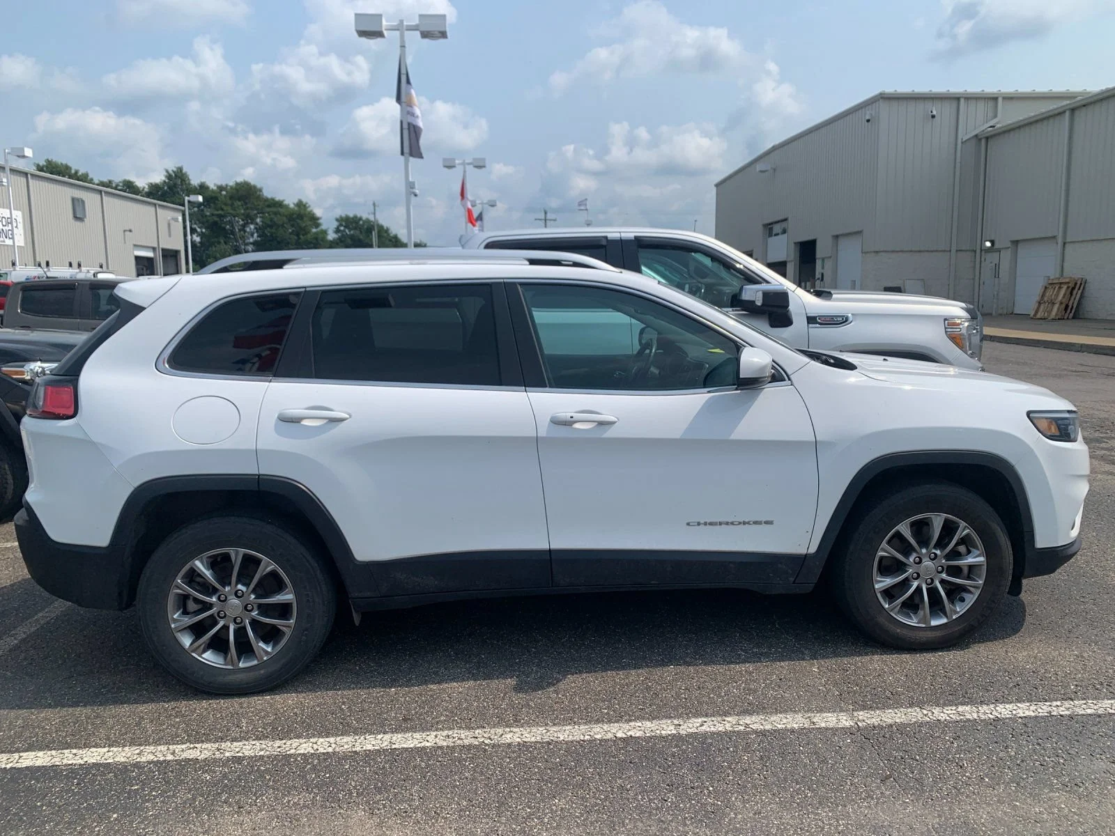 Used 2021 White Jeep Latitude Lux 4x4 image 2