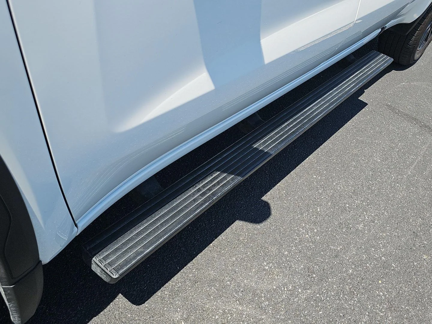 Used 2025 Summit White GMC Elevation image 30
