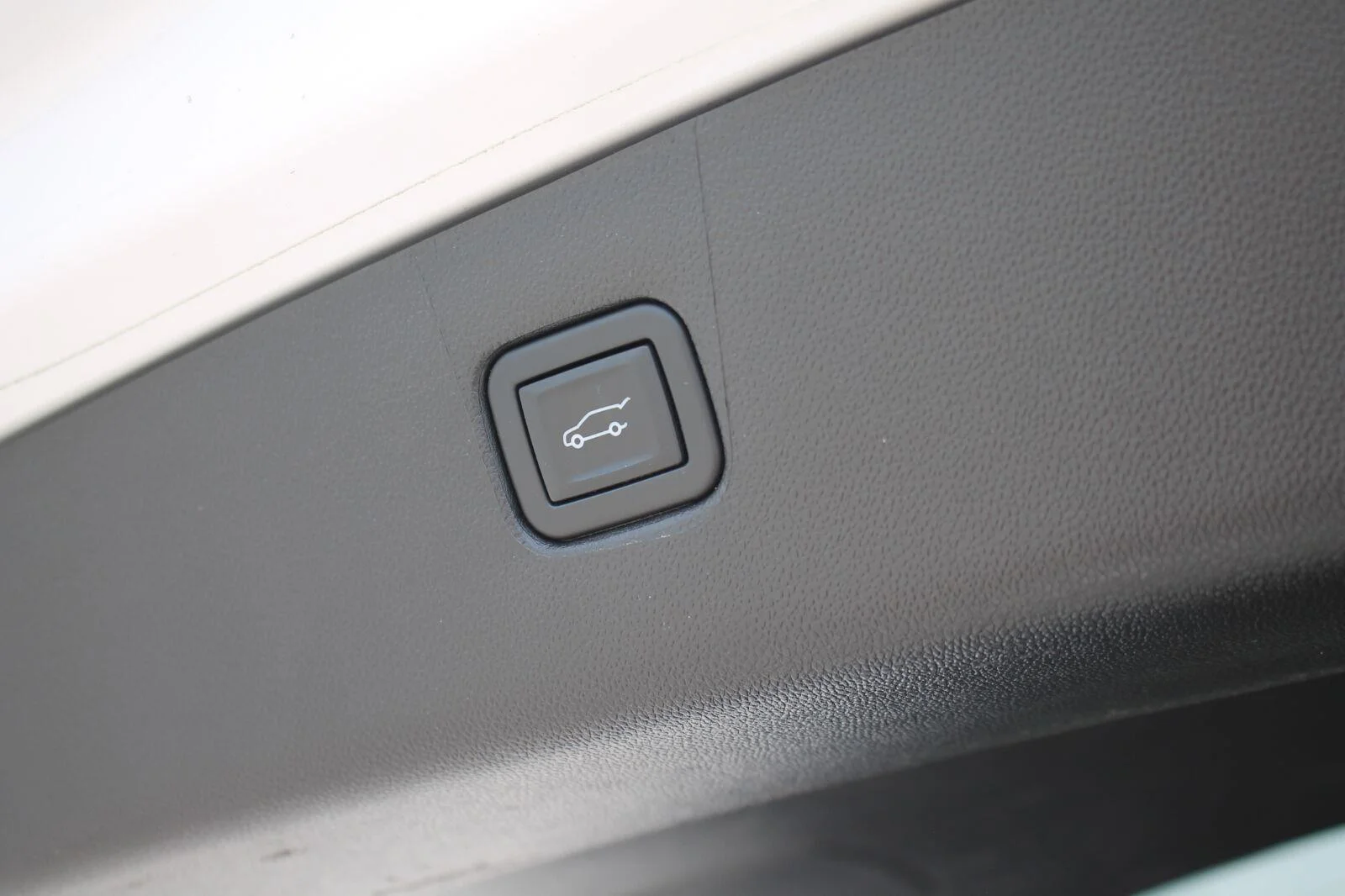 Used 2025 Iridescent Pearl Tricoat Chevrolet RS image 33