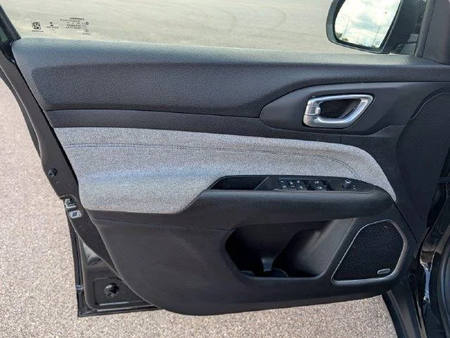 Used 2022  Jeep Latitude image 10