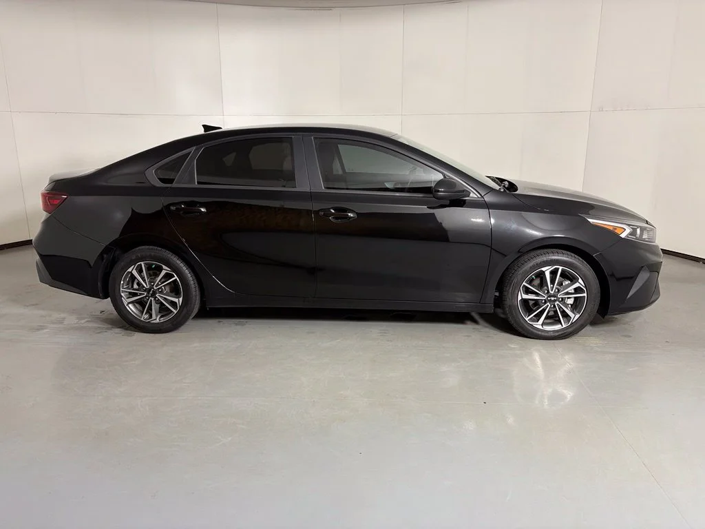 Used 2023 Black Kia LXS image 9
