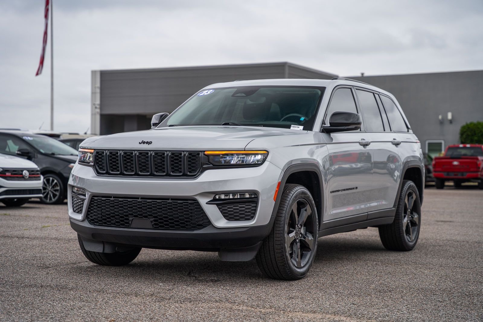 Used 2023 Silver Jeep Limited image 2