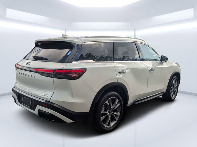 Used 2023 White INFINITI LUXE image 3