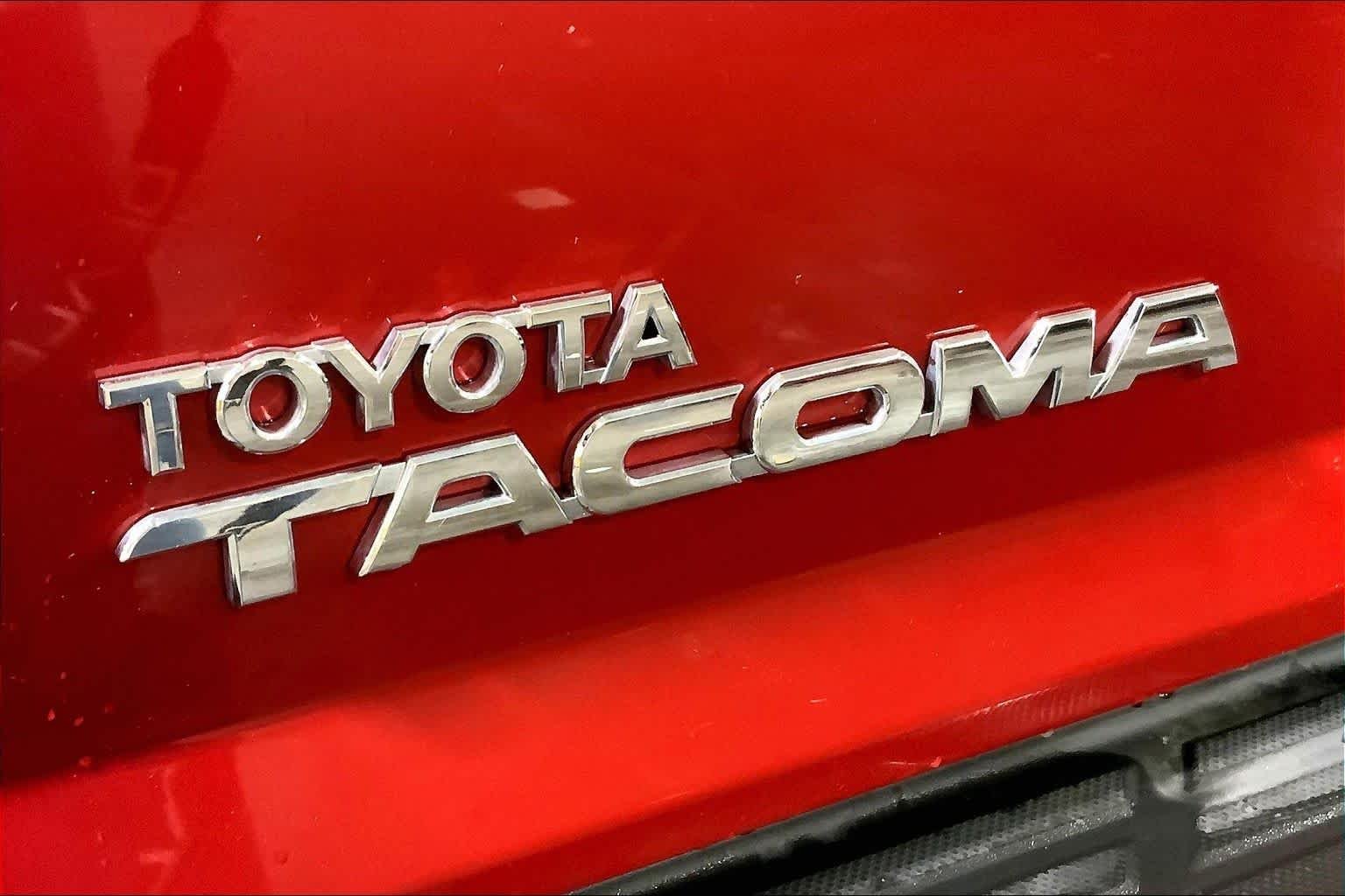 Used 2015 Barcelona Red Metallic Toyota  image 31