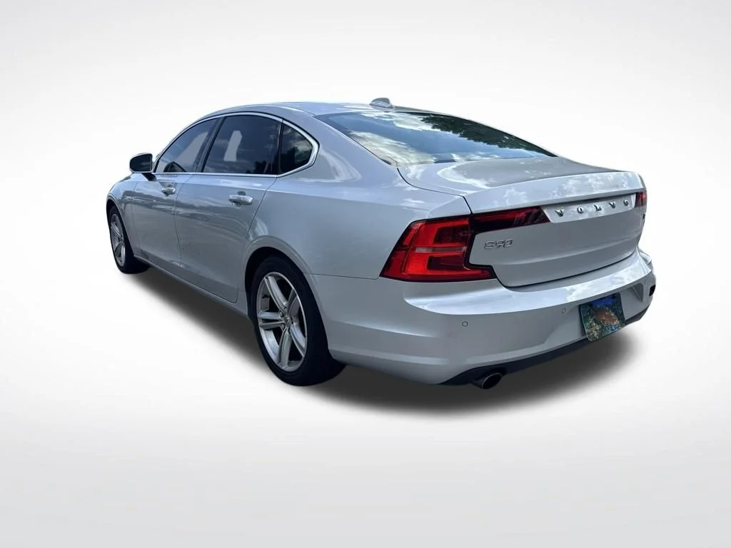Used 2018 Silver Volvo T5 Momentum image 6