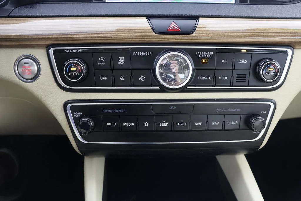 Used 2019 White Kia Technology image 15